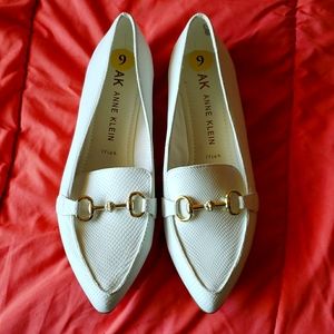 White flat shoes